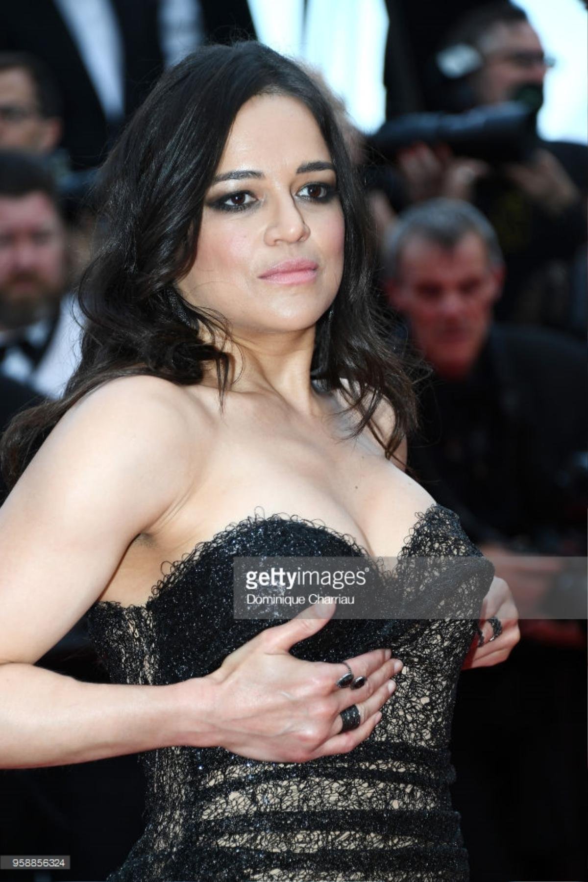 Cannes ngày 8: Michelle Rodriguez khổ sở vì ngực 'khủng', Mẹ rồng Emilia Clarke chiếm spotlight vì quá xinh đẹp Ảnh 2