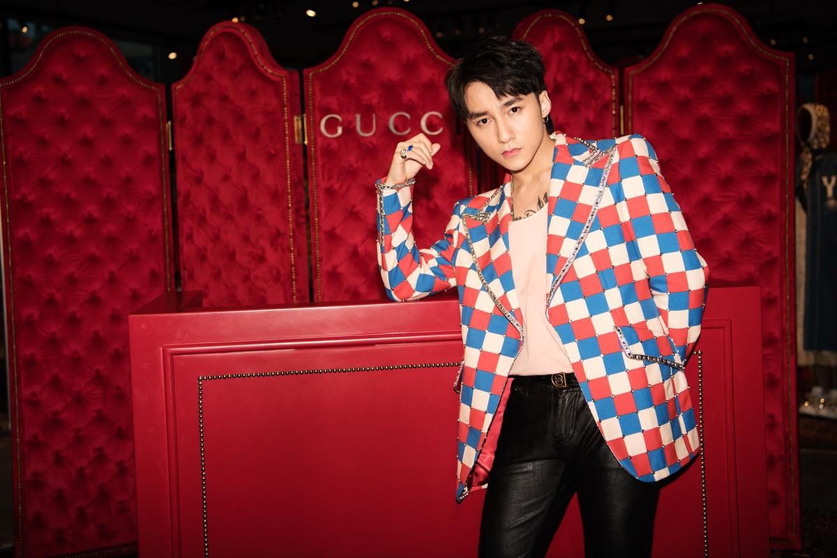 Vừa phá kỉ lục châu Á, Sơn Tùng lại được nhà mốt Gucci mời sang Hong Kong dự triển lãm Ảnh 4