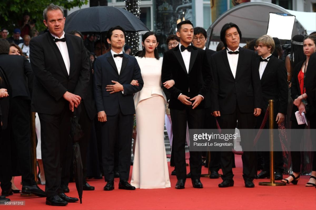 Các mỹ nam châu Á Yoo Ah In, Huỳnh Hiểu Minh, Steven Yeun lấn át phái nữ trên thảm đỏ Cannes ngày 9 Ảnh 18