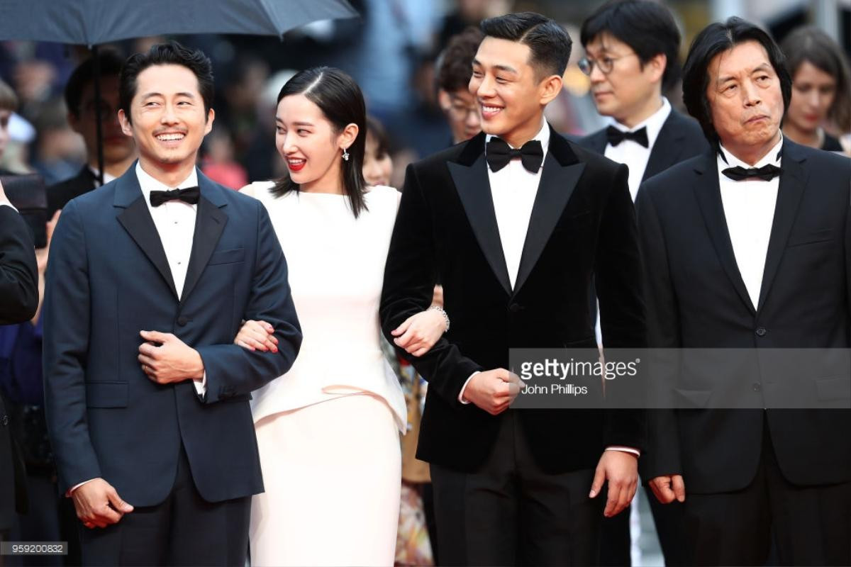 Các mỹ nam châu Á Yoo Ah In, Huỳnh Hiểu Minh, Steven Yeun lấn át phái nữ trên thảm đỏ Cannes ngày 9 Ảnh 17