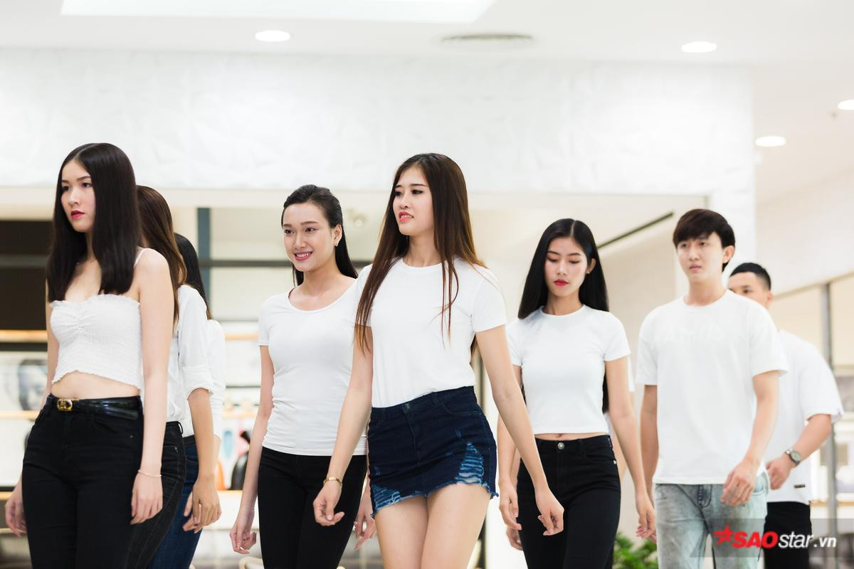 Dàn thí sinh Siêu mẫu VN cởi giày, nhón gót catwalk 'thần sầu' trong buổi huấn luyện đầu tiên Ảnh 1