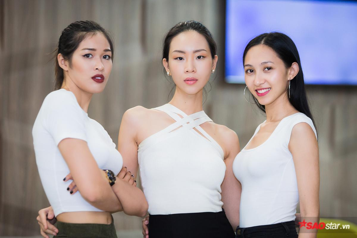 Dàn thí sinh Siêu mẫu VN cởi giày, nhón gót catwalk 'thần sầu' trong buổi huấn luyện đầu tiên Ảnh 3