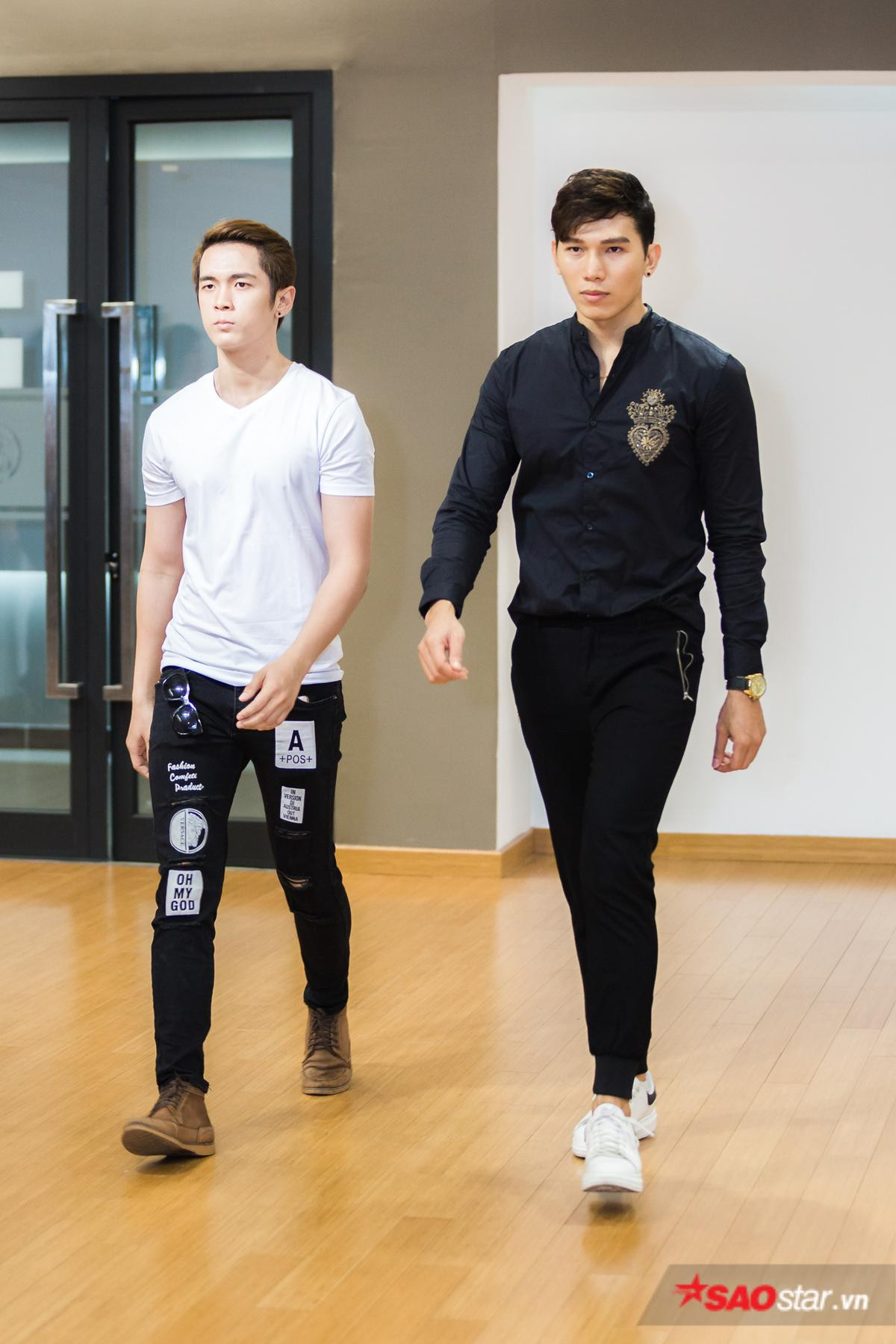 Dàn thí sinh Siêu mẫu VN cởi giày, nhón gót catwalk 'thần sầu' trong buổi huấn luyện đầu tiên Ảnh 18