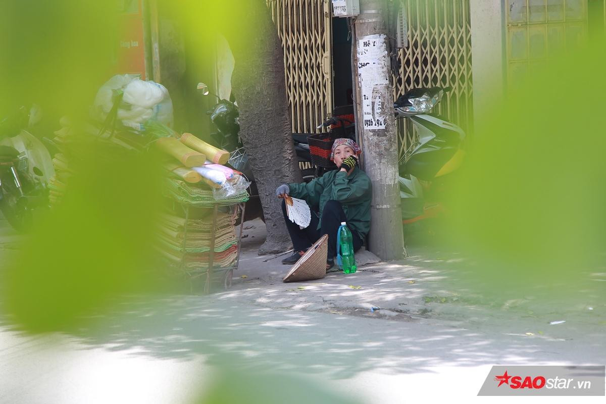 Mới đầu hè người Hà Nội đã bị ám ảnh vì nắng nóng, cứ ra đường là thấy cả một thế giới ninja Ảnh 1