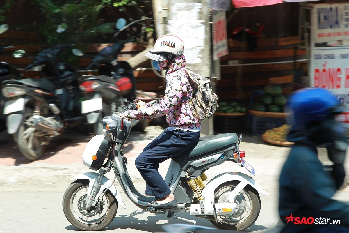 Mới đầu hè người Hà Nội đã bị ám ảnh vì nắng nóng, cứ ra đường là thấy cả một thế giới ninja Ảnh 4