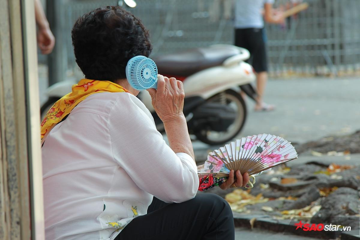 Mới đầu hè người Hà Nội đã bị ám ảnh vì nắng nóng, cứ ra đường là thấy cả một thế giới ninja Ảnh 10