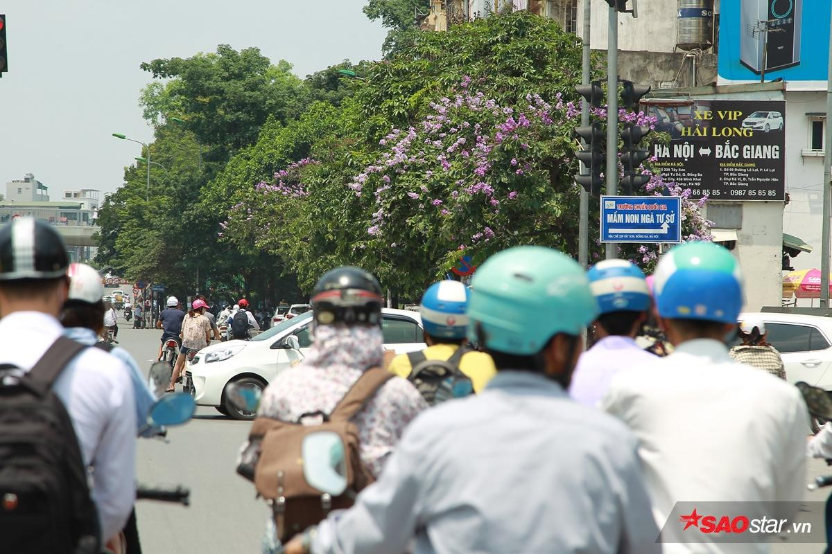 Mới đầu hè người Hà Nội đã bị ám ảnh vì nắng nóng, cứ ra đường là thấy cả một thế giới ninja Ảnh 14