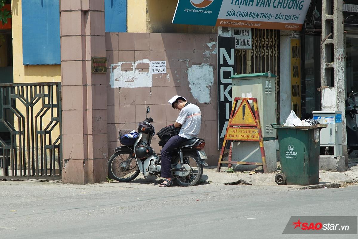 Mới đầu hè người Hà Nội đã bị ám ảnh vì nắng nóng, cứ ra đường là thấy cả một thế giới ninja Ảnh 16