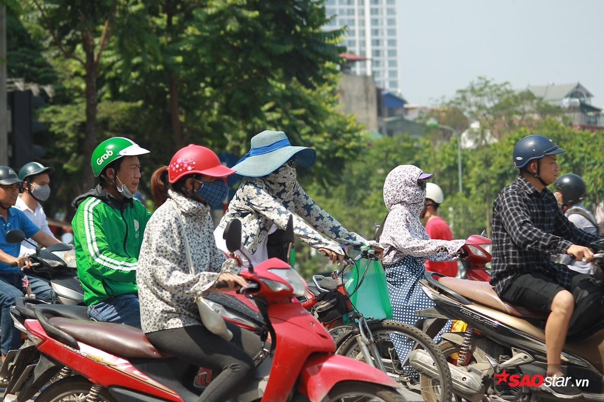 Mới đầu hè người Hà Nội đã bị ám ảnh vì nắng nóng, cứ ra đường là thấy cả một thế giới ninja Ảnh 12