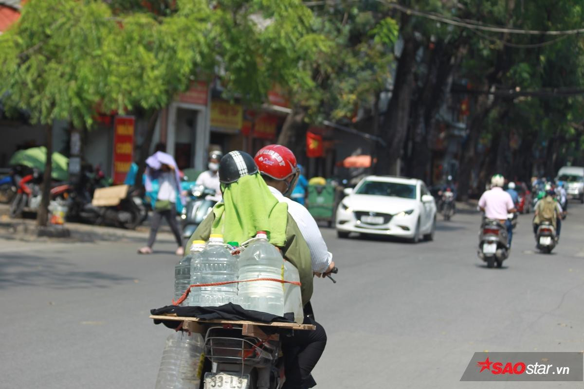 Mới đầu hè người Hà Nội đã bị ám ảnh vì nắng nóng, cứ ra đường là thấy cả một thế giới ninja Ảnh 21