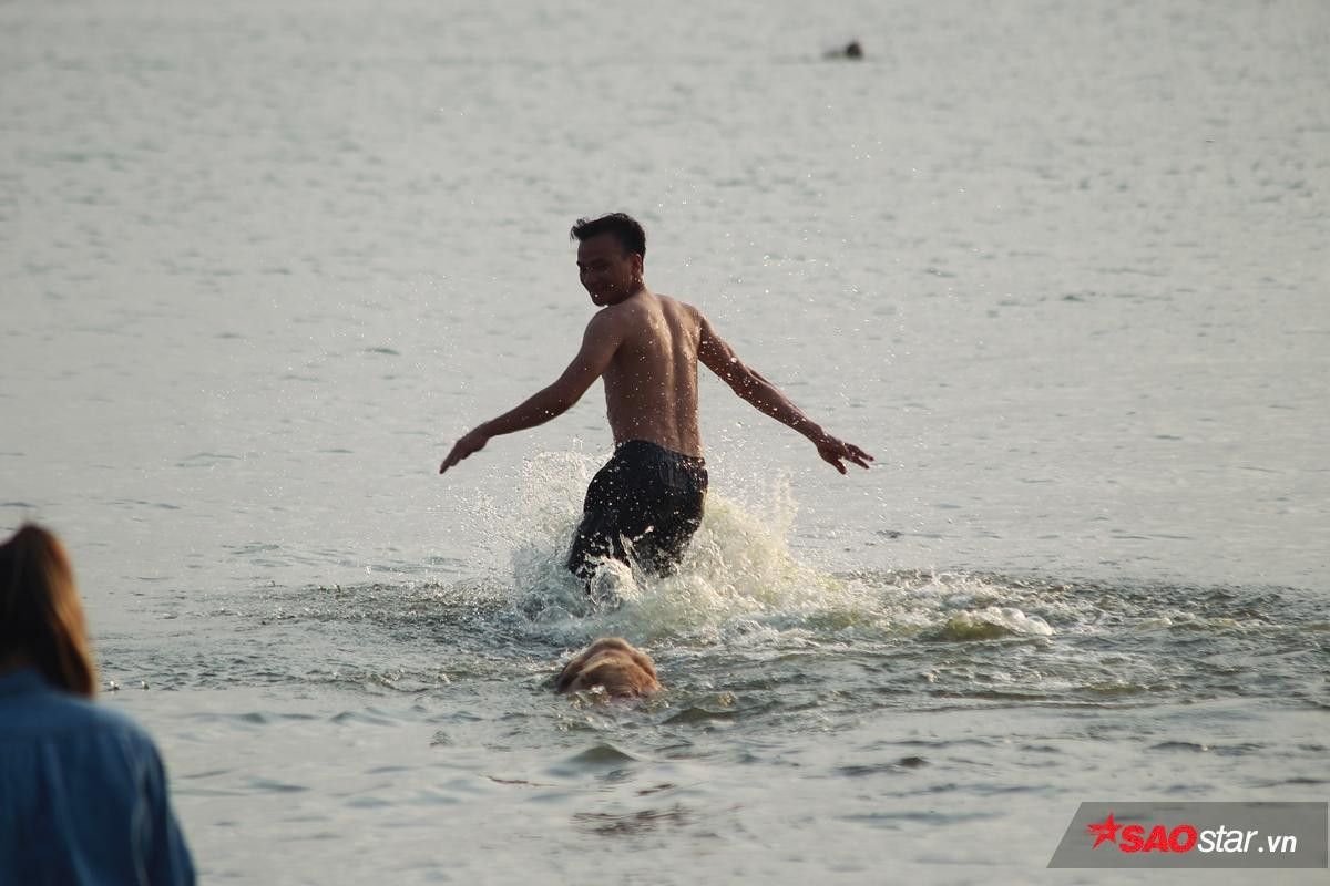 Nắng nóng gay gắt, hồ Tây biến thành bãi tắm giải nhiệt cho cả người và thú cưng Ảnh 11