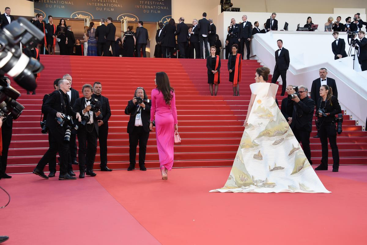 Lý Nhã Kỳ 'mang' tranh thuỷ mặc Vịnh Hạ Long 'càn quét' thảm đỏ Cannes 2018 Ảnh 6