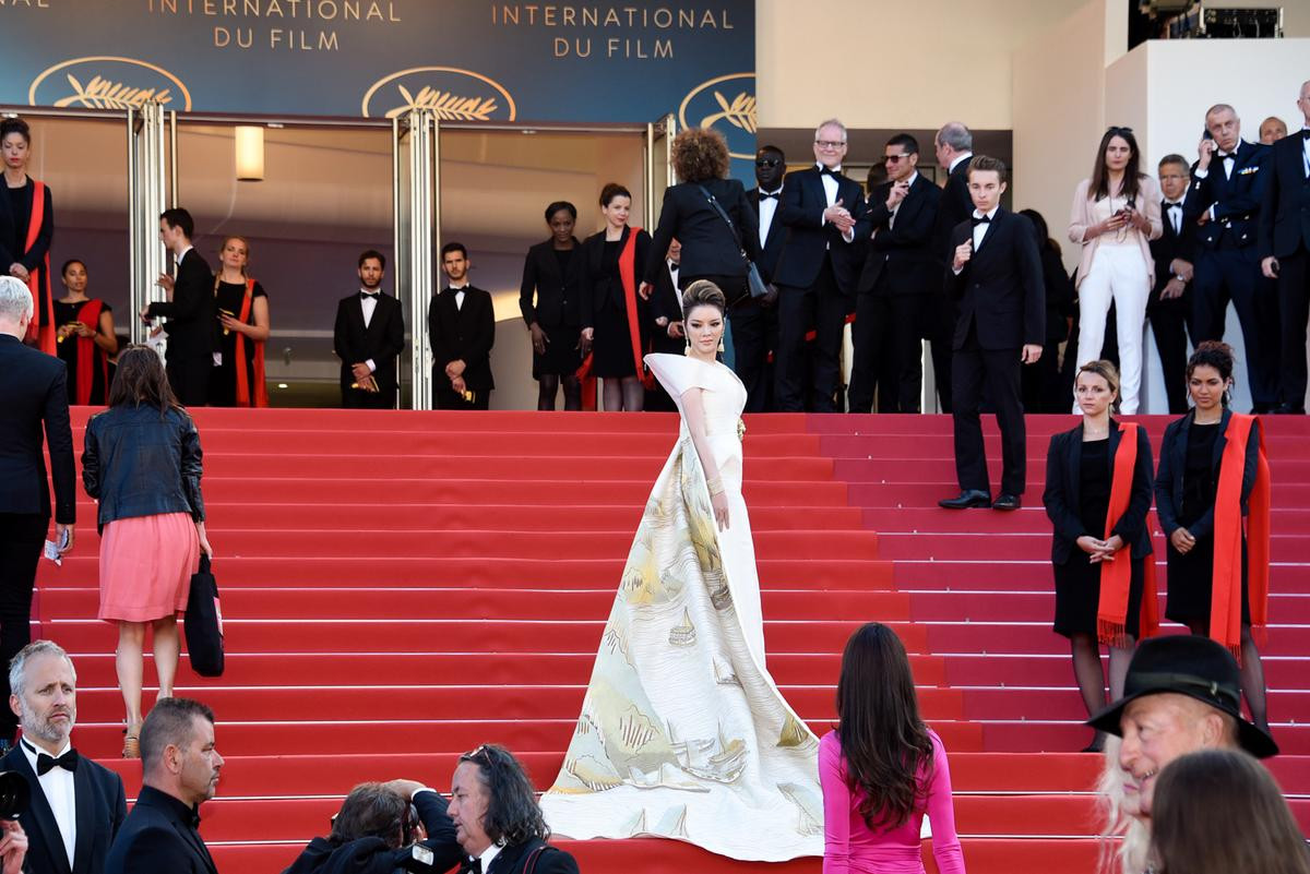 Lý Nhã Kỳ 'mang' tranh thuỷ mặc Vịnh Hạ Long 'càn quét' thảm đỏ Cannes 2018 Ảnh 5