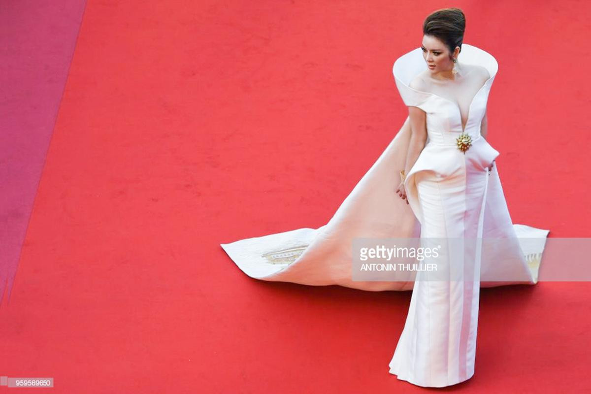 Lý Nhã Kỳ 'mang' tranh thuỷ mặc Vịnh Hạ Long 'càn quét' thảm đỏ Cannes 2018 Ảnh 4