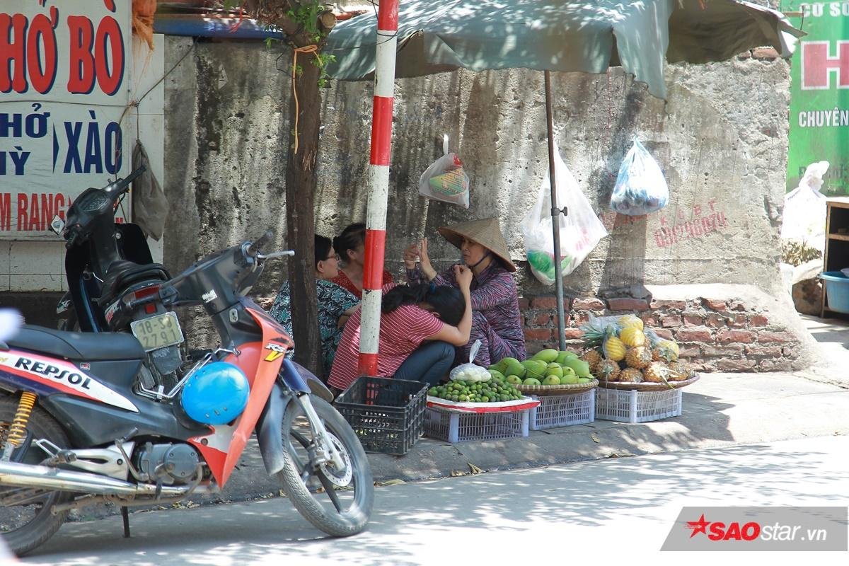 Chùm ảnh người lao động nghèo vật vã trong cái nắng như thiêu da cắt thịt ở Hà Nội Ảnh 13