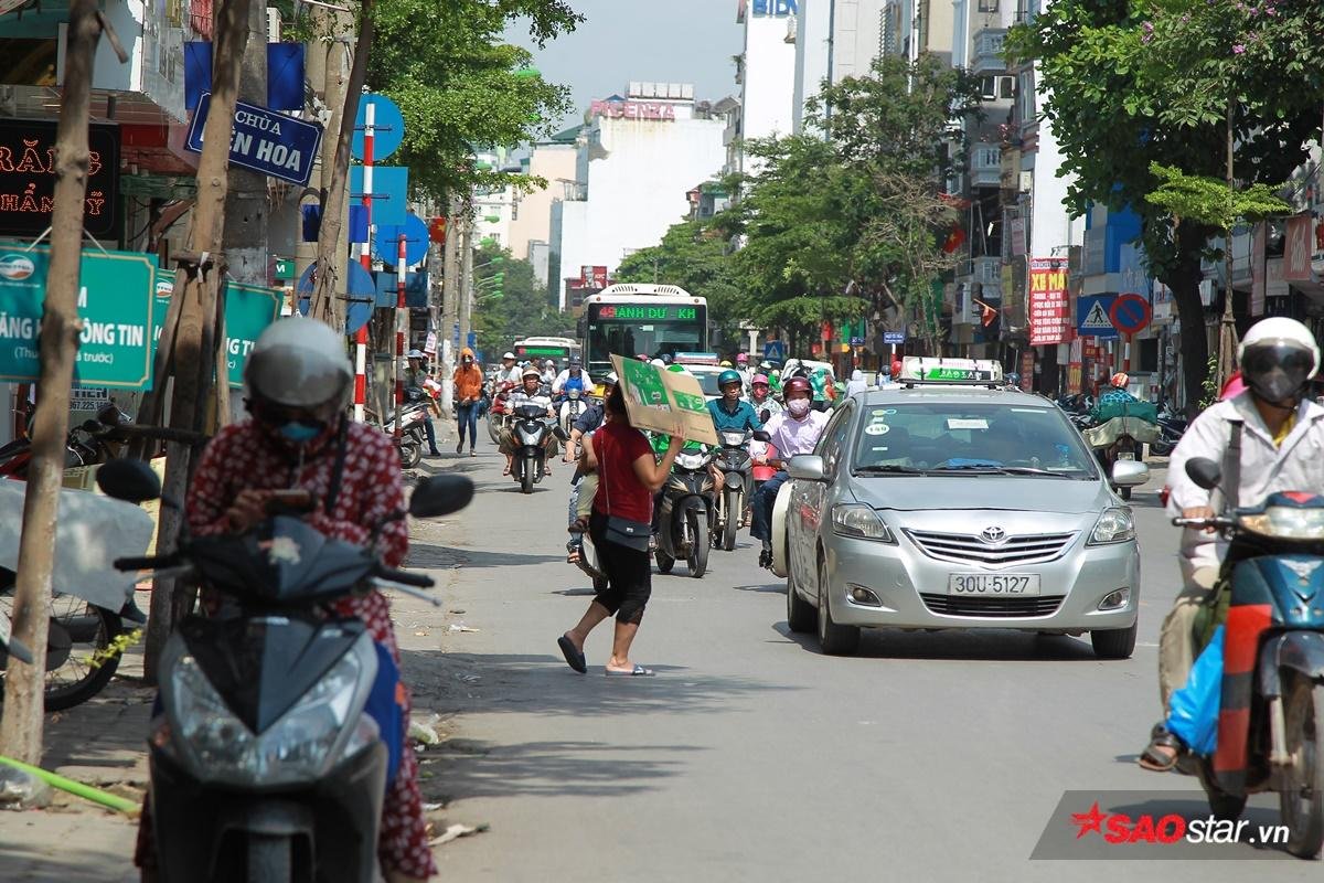 Chùm ảnh người lao động nghèo vật vã trong cái nắng như thiêu da cắt thịt ở Hà Nội Ảnh 11