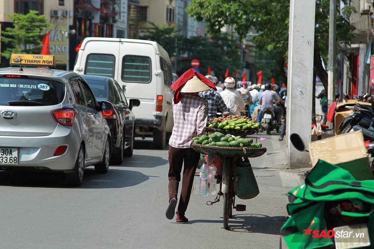 Chùm ảnh người lao động nghèo vật vã trong cái nắng như thiêu da cắt thịt ở Hà Nội Ảnh 10