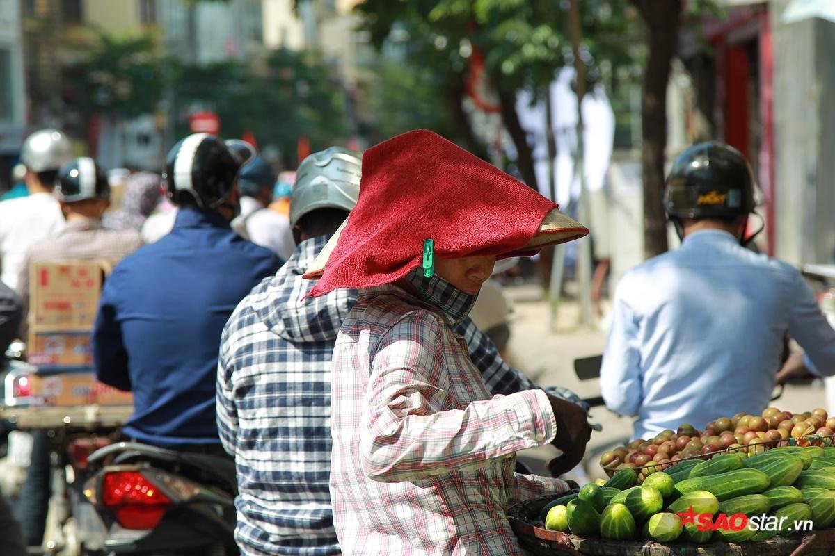 Chùm ảnh người lao động nghèo vật vã trong cái nắng như thiêu da cắt thịt ở Hà Nội Ảnh 9