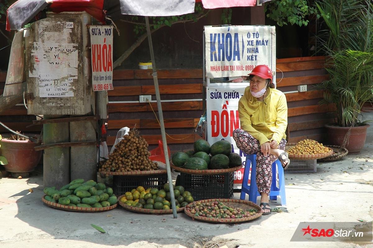 Chùm ảnh người lao động nghèo vật vã trong cái nắng như thiêu da cắt thịt ở Hà Nội Ảnh 7