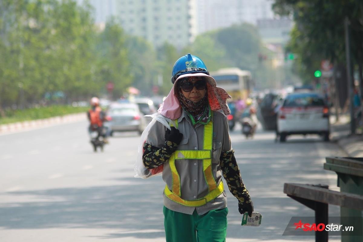 Chùm ảnh người lao động nghèo vật vã trong cái nắng như thiêu da cắt thịt ở Hà Nội Ảnh 3