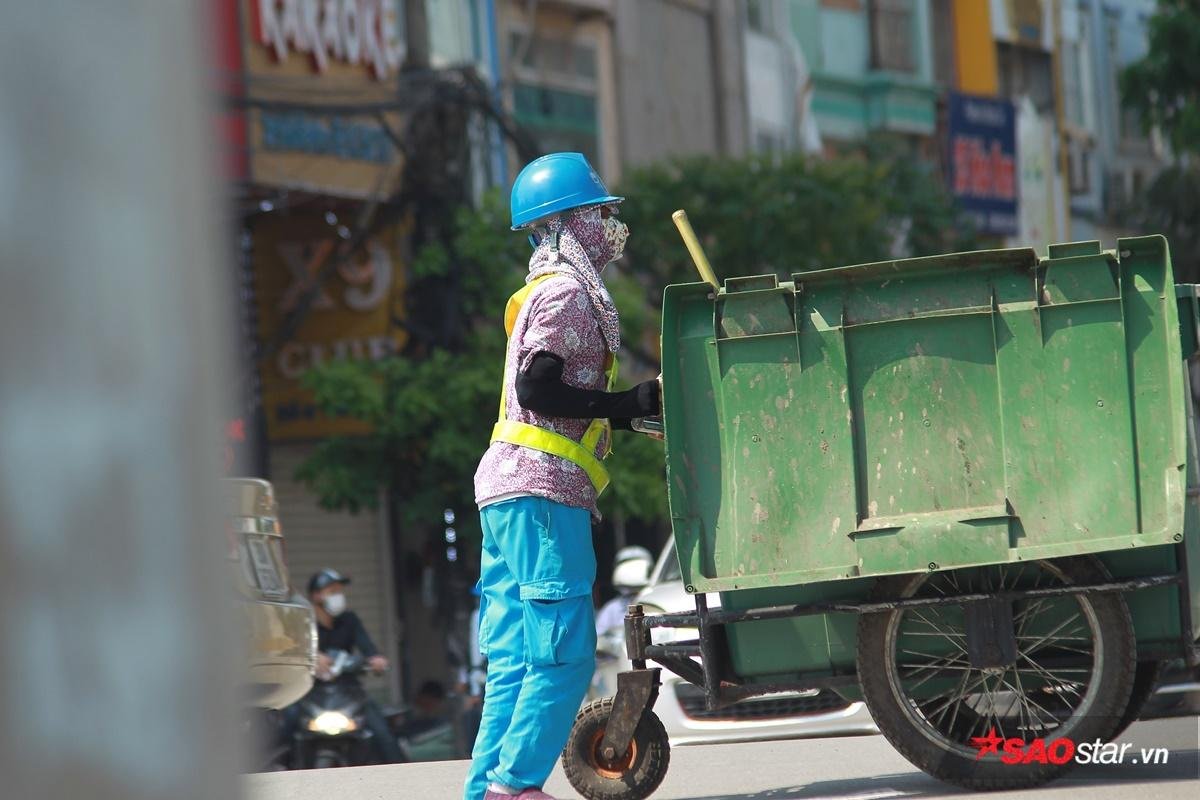 Chùm ảnh người lao động nghèo vật vã trong cái nắng như thiêu da cắt thịt ở Hà Nội Ảnh 2