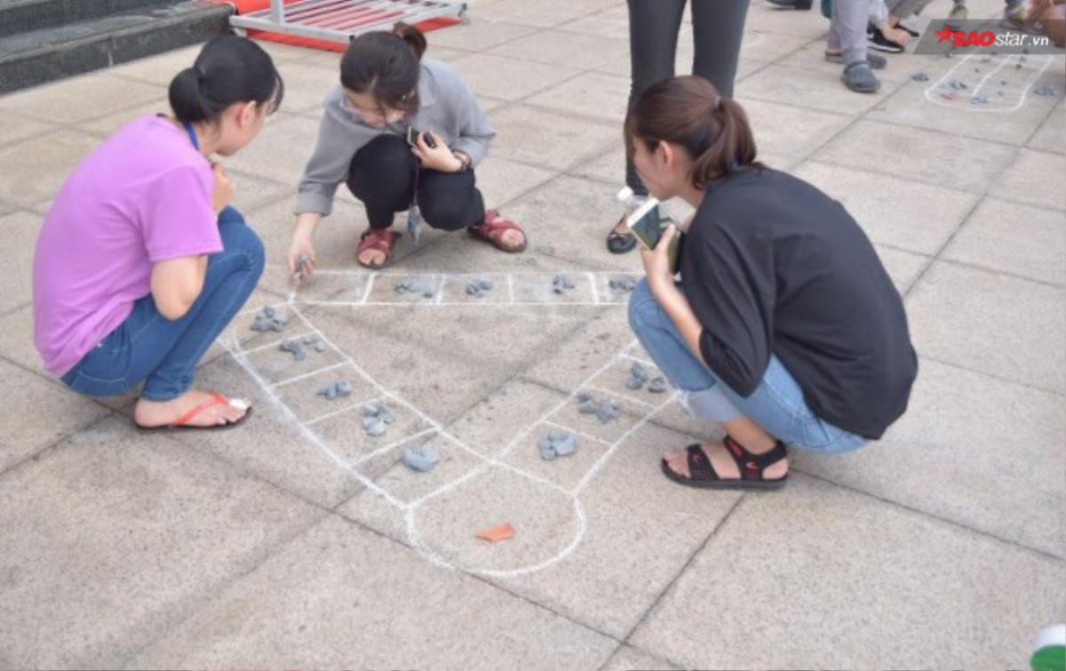 Sinh viên ĐH Luật thích thú với không gian hoài cổ trong ngày hội 'Cho tôi xin một vé đi tuổi thơ' Ảnh 10