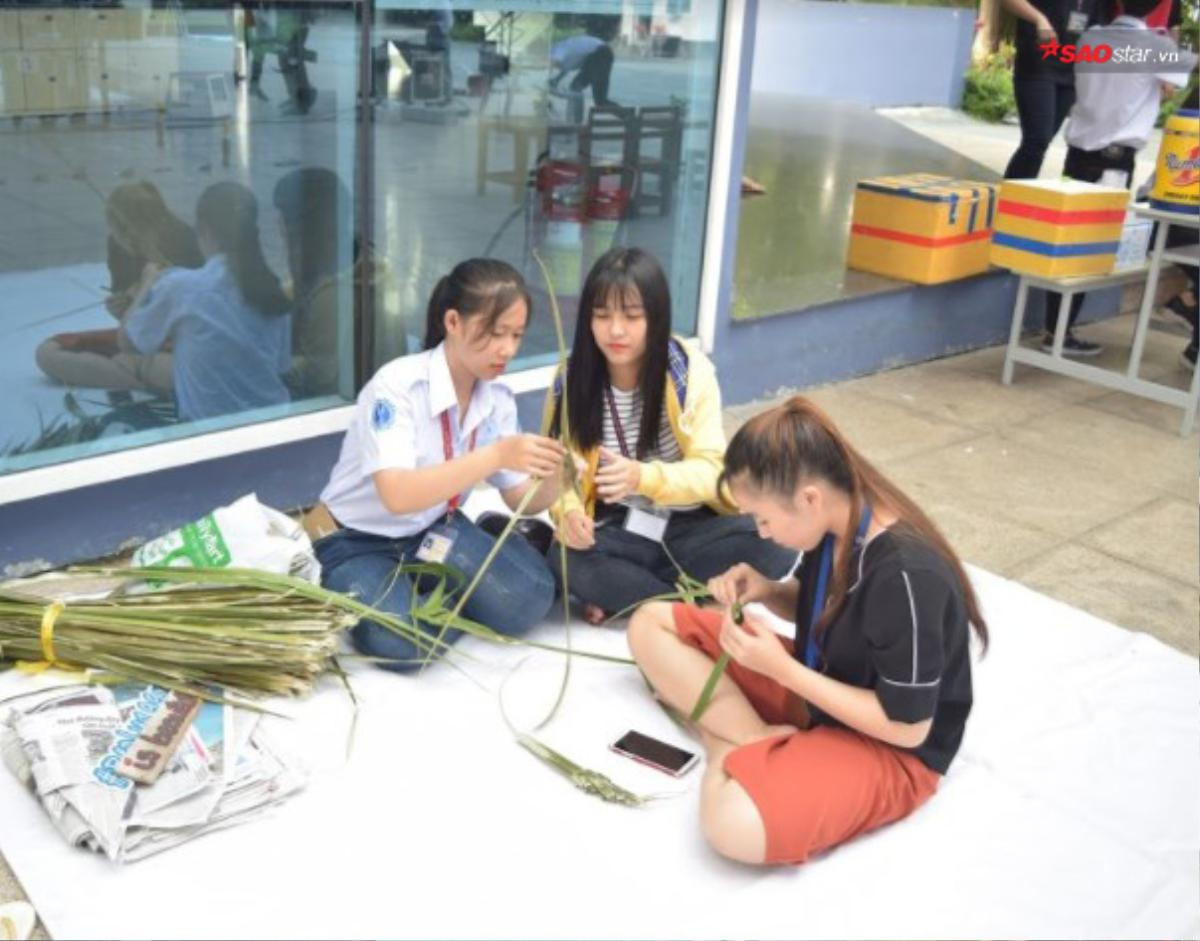 Sinh viên ĐH Luật thích thú với không gian hoài cổ trong ngày hội 'Cho tôi xin một vé đi tuổi thơ' Ảnh 15