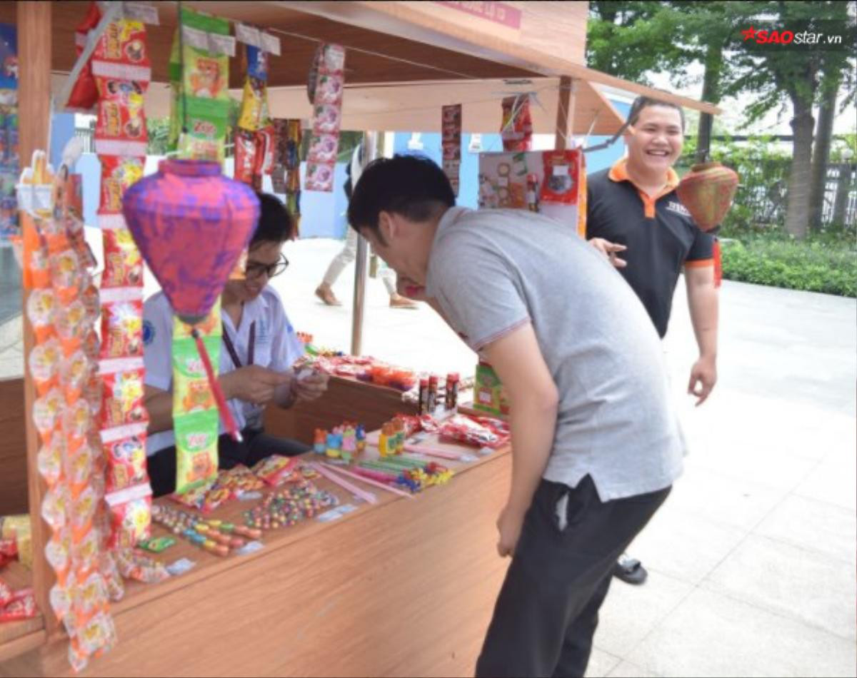 Sinh viên ĐH Luật thích thú với không gian hoài cổ trong ngày hội 'Cho tôi xin một vé đi tuổi thơ' Ảnh 4