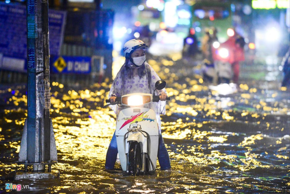 Sài Gòn mưa như trút nước, nhiều nơi ngập sâu Ảnh 1