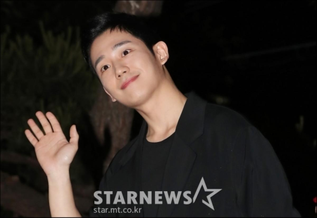 Son Ye Jin bỗng 'chuẩn men' cùng Jung Hae In rạng rỡ trong buổi tiệc kết thúc phim 'Chị đẹp mua cơm ngon cho tôi' Ảnh 8