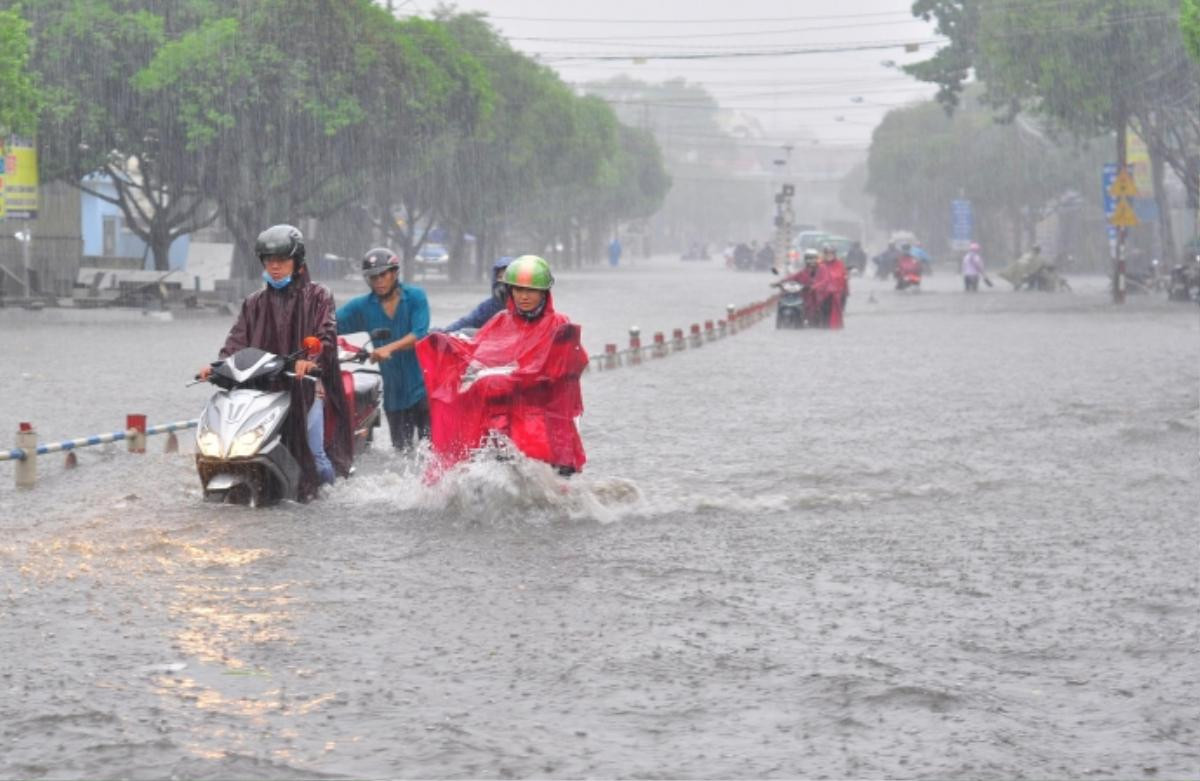 Mẹo quan trọng ai cũng cần biết khi lái xe qua đoạn đường ngập nước Ảnh 2