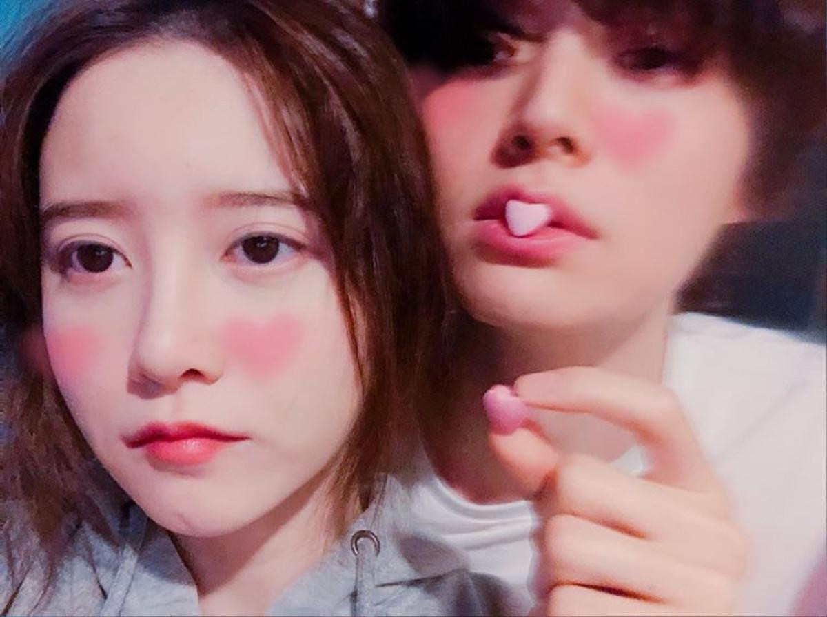 Kỷ niệm 2 năm ngày cưới, 'nàng cỏ' Goo Hye Sun lần đầu khoe loạt ảnh 'selfie' cùng chồng trẻ Ảnh 1