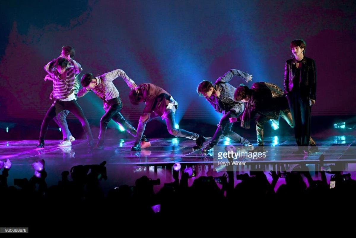 Điều tất cả mong chờ đây: BTS đem siêu hit 'Fake Love' đổ bộ BBMAs 2018, khoe bụng 6 múi 'bỏng mắt' Ảnh 5