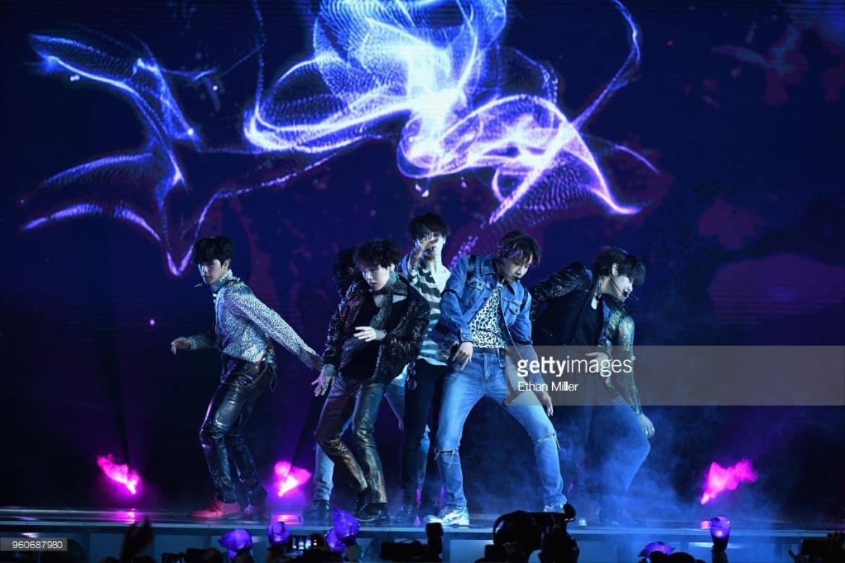 Điều tất cả mong chờ đây: BTS đem siêu hit 'Fake Love' đổ bộ BBMAs 2018, khoe bụng 6 múi 'bỏng mắt' Ảnh 6