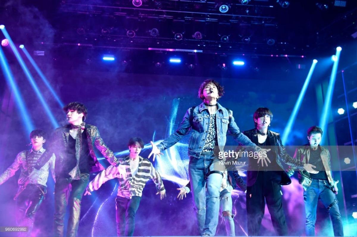 Điều tất cả mong chờ đây: BTS đem siêu hit 'Fake Love' đổ bộ BBMAs 2018, khoe bụng 6 múi 'bỏng mắt' Ảnh 9