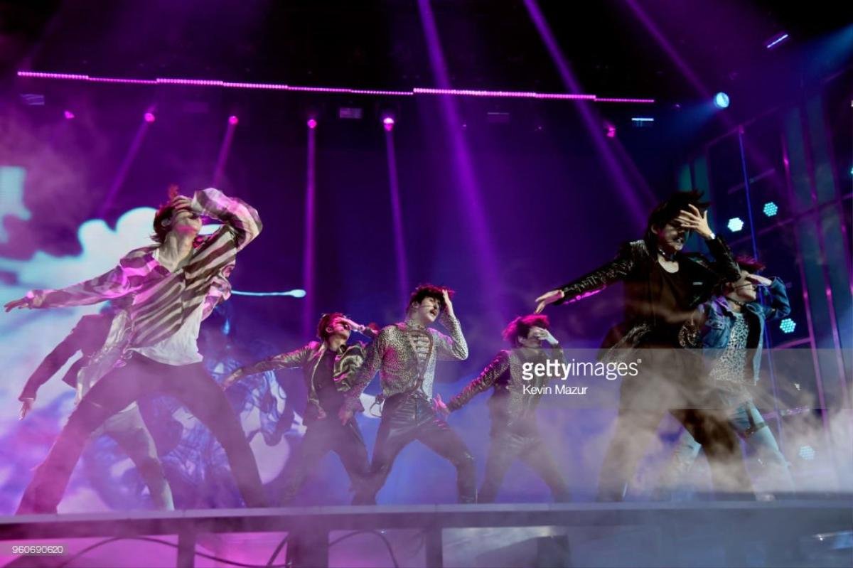 Điều tất cả mong chờ đây: BTS đem siêu hit 'Fake Love' đổ bộ BBMAs 2018, khoe bụng 6 múi 'bỏng mắt' Ảnh 10