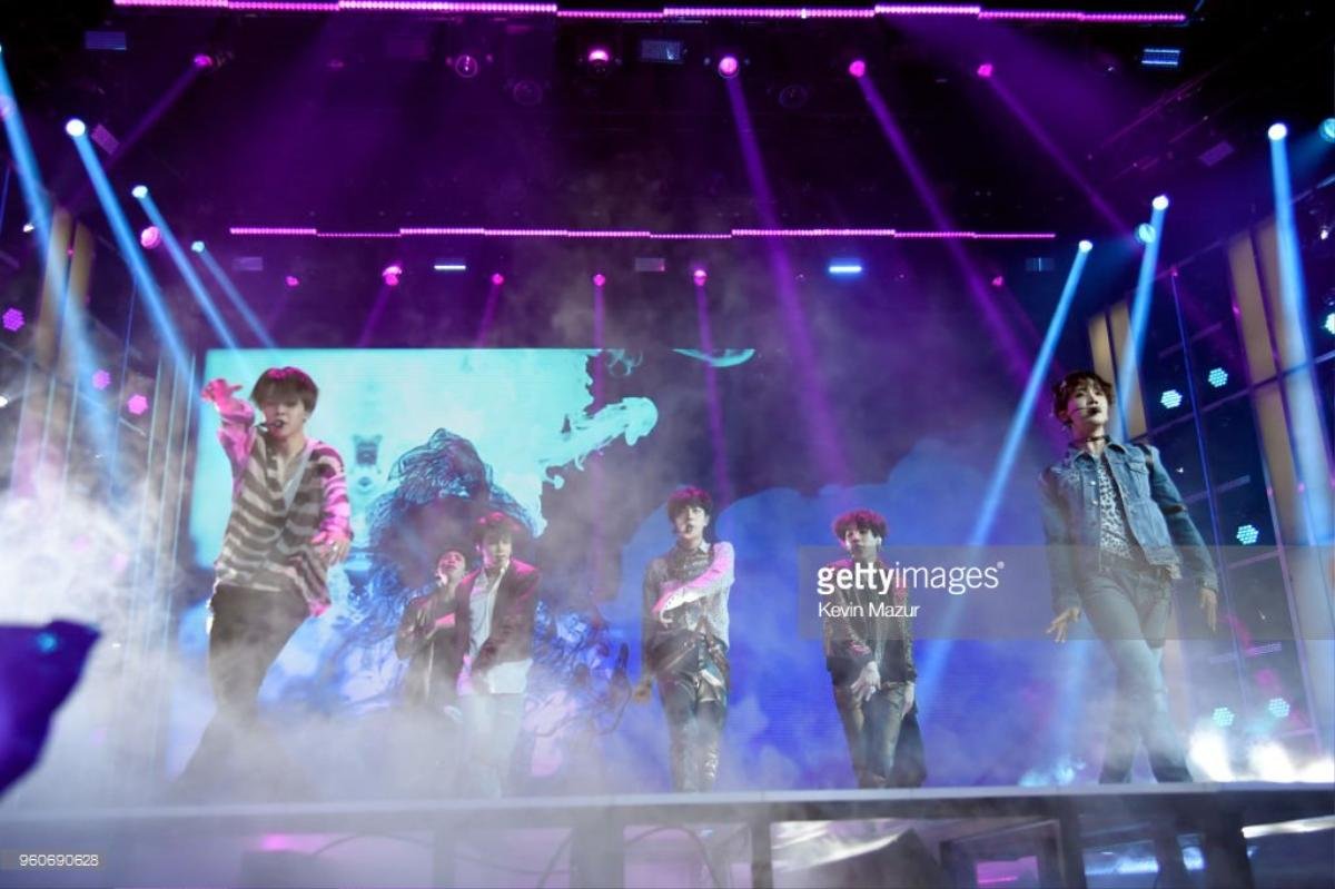 Điều tất cả mong chờ đây: BTS đem siêu hit 'Fake Love' đổ bộ BBMAs 2018, khoe bụng 6 múi 'bỏng mắt' Ảnh 11