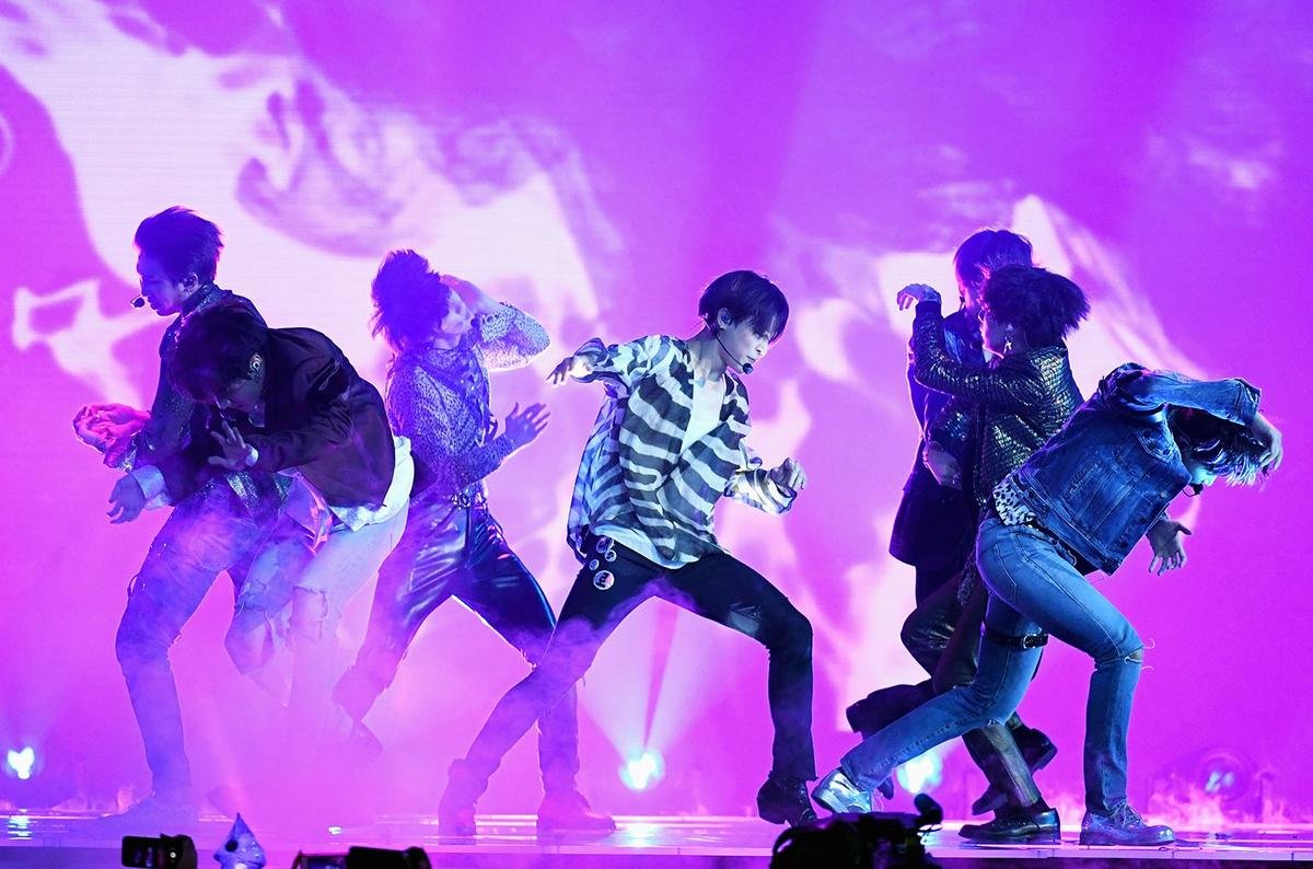 Điều tất cả mong chờ đây: BTS đem siêu hit 'Fake Love' đổ bộ BBMAs 2018, khoe bụng 6 múi 'bỏng mắt' Ảnh 14