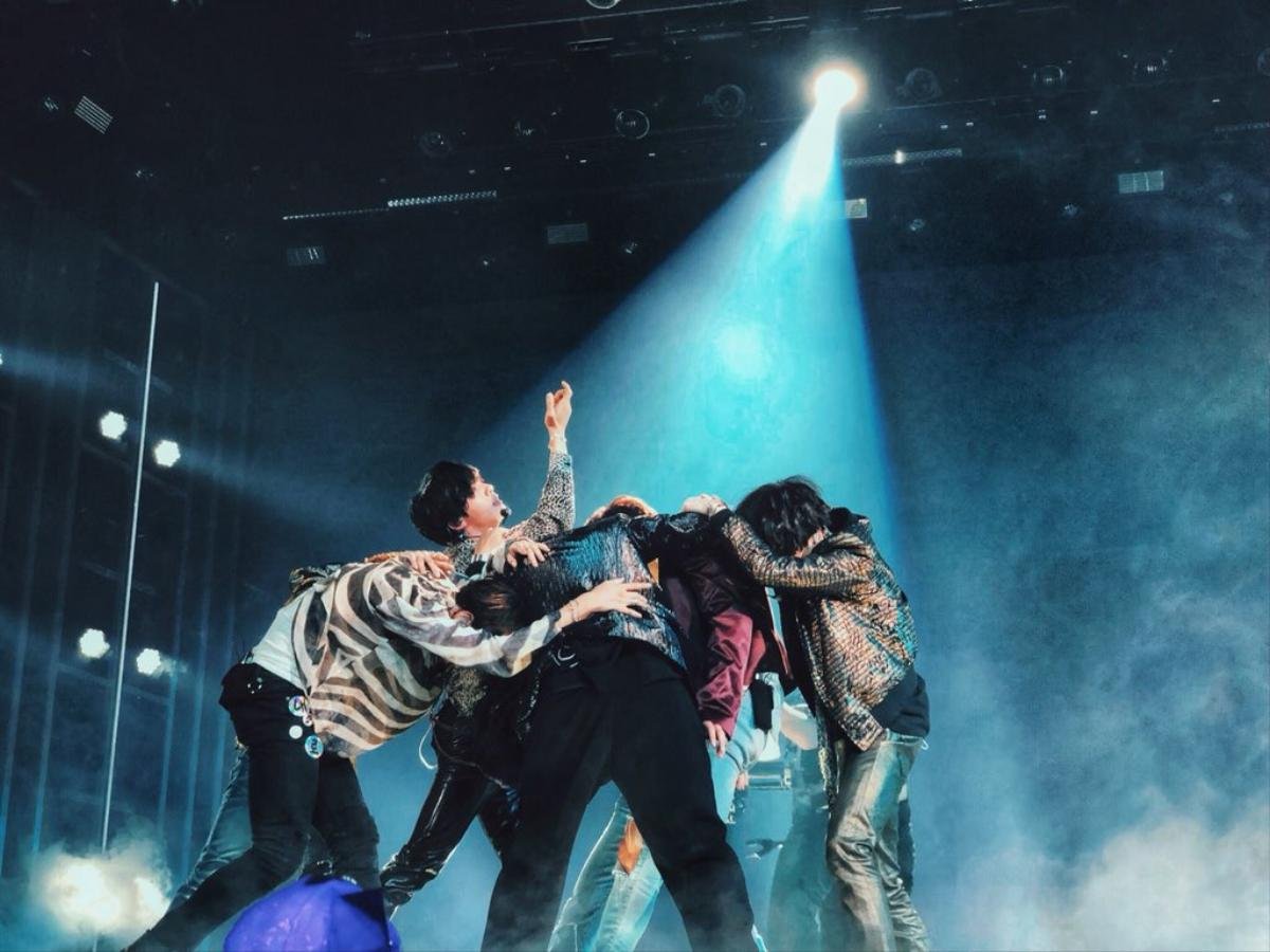 Điều tất cả mong chờ đây: BTS đem siêu hit 'Fake Love' đổ bộ BBMAs 2018, khoe bụng 6 múi 'bỏng mắt' Ảnh 15