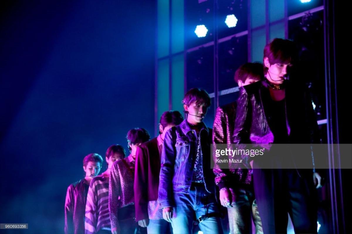 Điều tất cả mong chờ đây: BTS đem siêu hit 'Fake Love' đổ bộ BBMAs 2018, khoe bụng 6 múi 'bỏng mắt' Ảnh 7