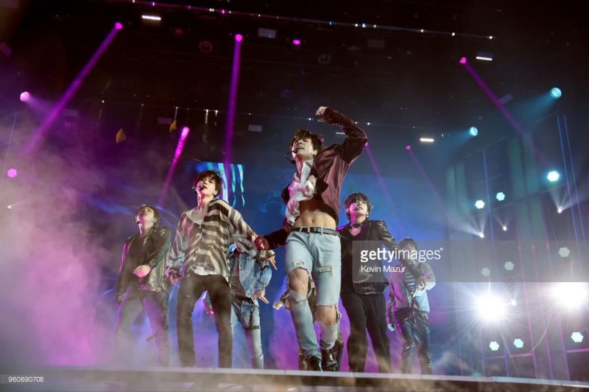 Điều tất cả mong chờ đây: BTS đem siêu hit 'Fake Love' đổ bộ BBMAs 2018, khoe bụng 6 múi 'bỏng mắt' Ảnh 2