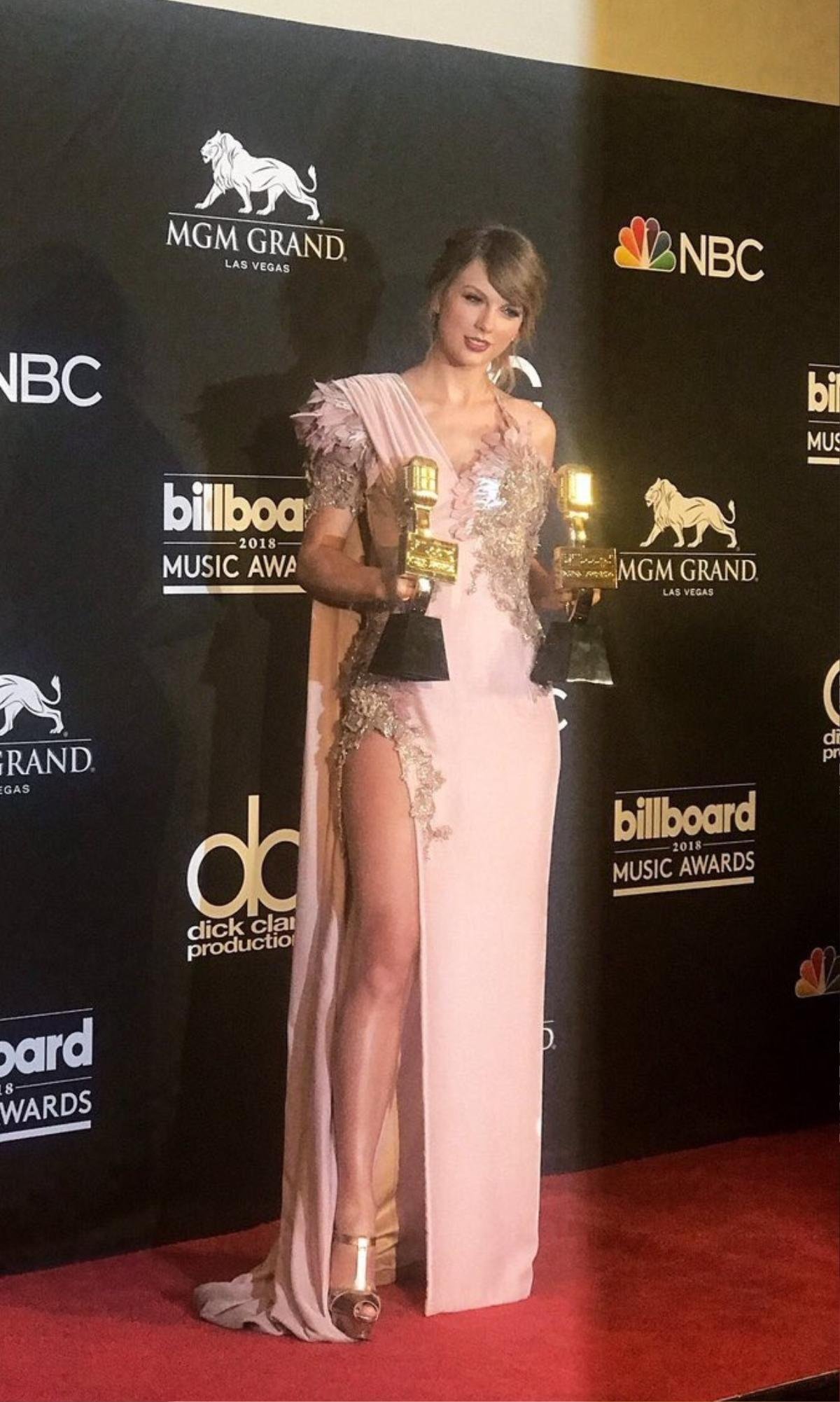 Chụp ảnh hậu trường thân thiết nhưng Taylor Swift vẫn không ở lại xem tiết mục của BTS tại BBMAs 2018 Ảnh 2