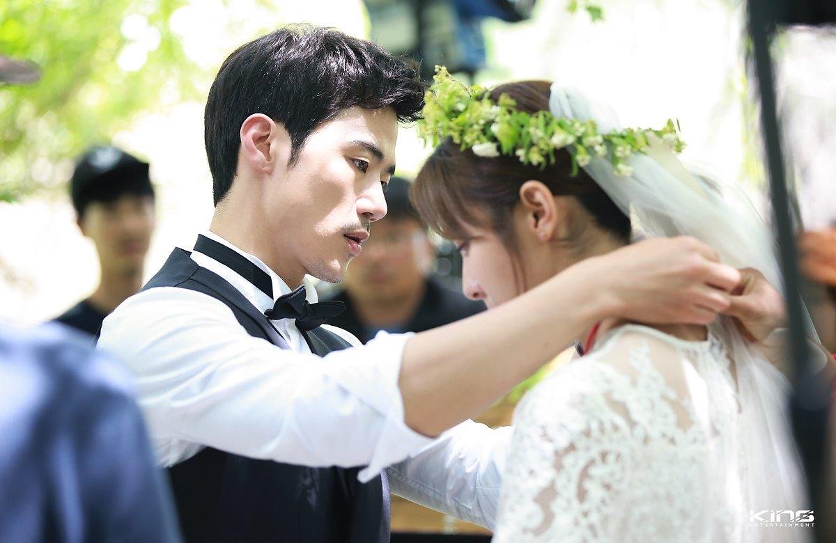 Bất ngờ trước bộ ảnh cưới 'cổ tích' đẹp mê hồn của UEE và Kim Kang Woo, nhìn là muốn kết hôn Ảnh 4