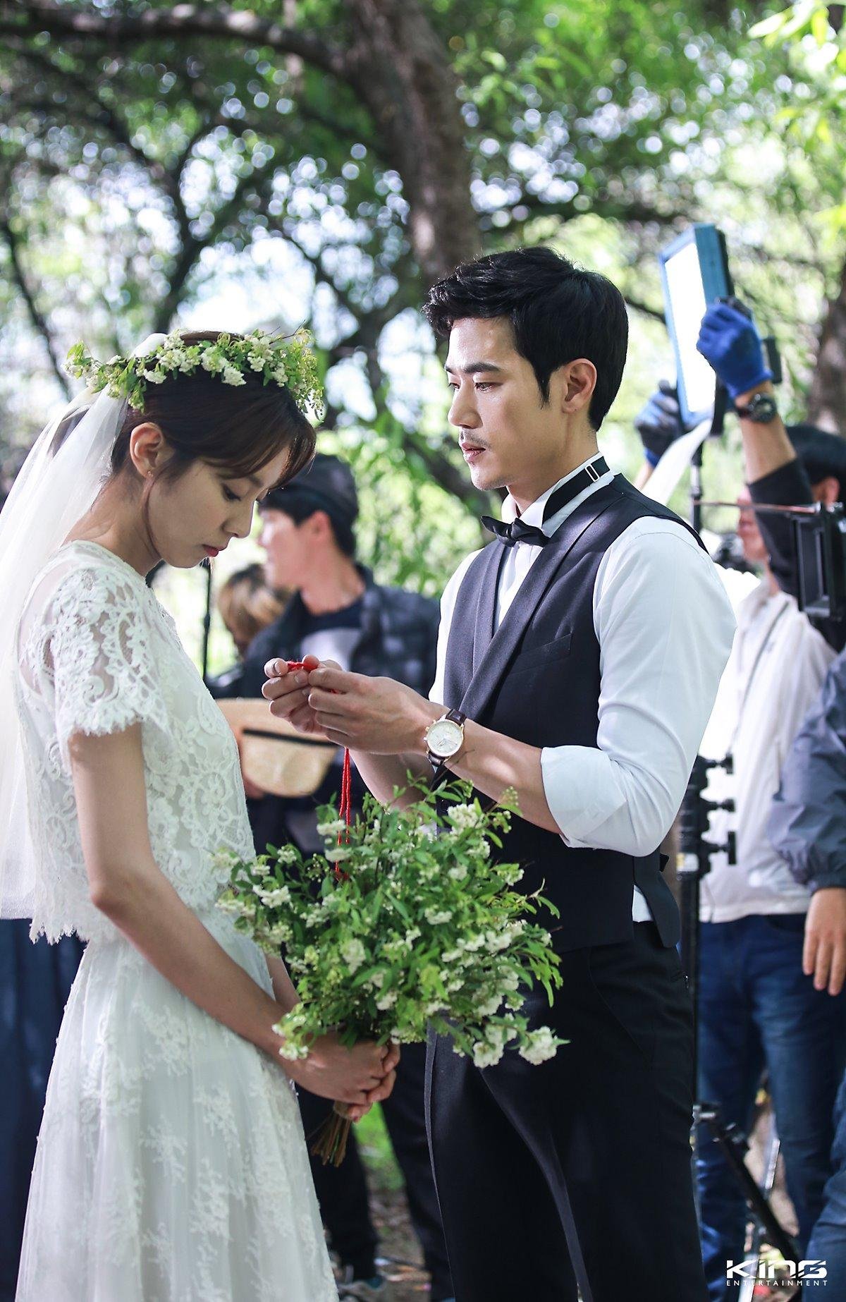 Bất ngờ trước bộ ảnh cưới 'cổ tích' đẹp mê hồn của UEE và Kim Kang Woo, nhìn là muốn kết hôn Ảnh 3