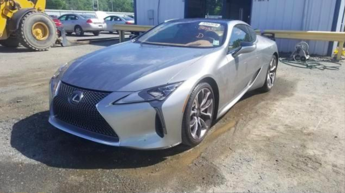 Chiếc Lexus LC500 gần như mới bị bán tháo với giá rẻ sốc do dính mưa đá Ảnh 1