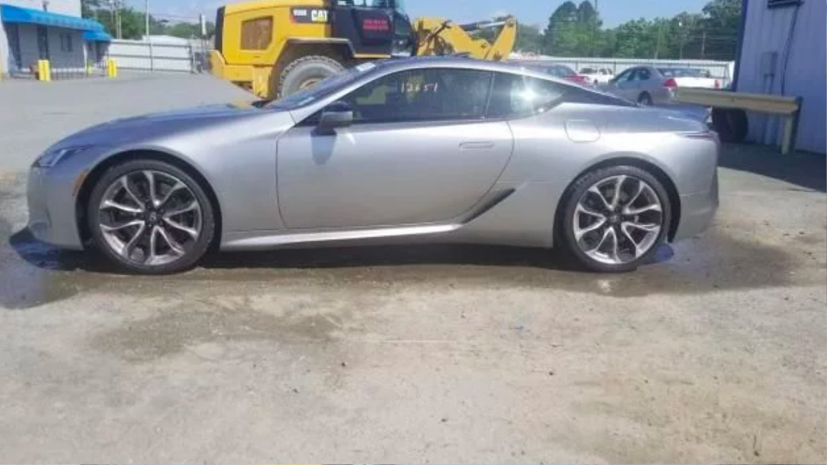 Chiếc Lexus LC500 gần như mới bị bán tháo với giá rẻ sốc do dính mưa đá Ảnh 2