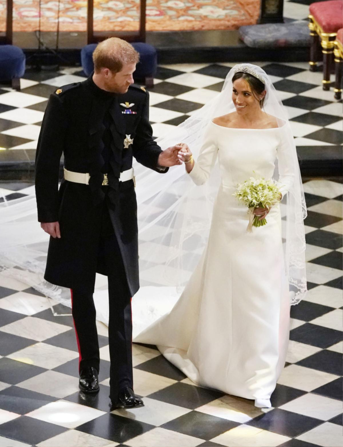 Trông thì tối giản nhưng 2 mẫu váy cưới của Meghan Markle trị giá tới hơn 8 tỷ đồng Ảnh 1