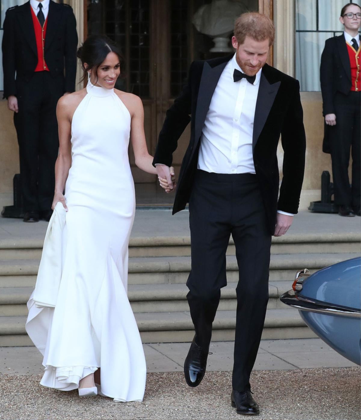 Trông thì tối giản nhưng 2 mẫu váy cưới của Meghan Markle trị giá tới hơn 8 tỷ đồng Ảnh 6