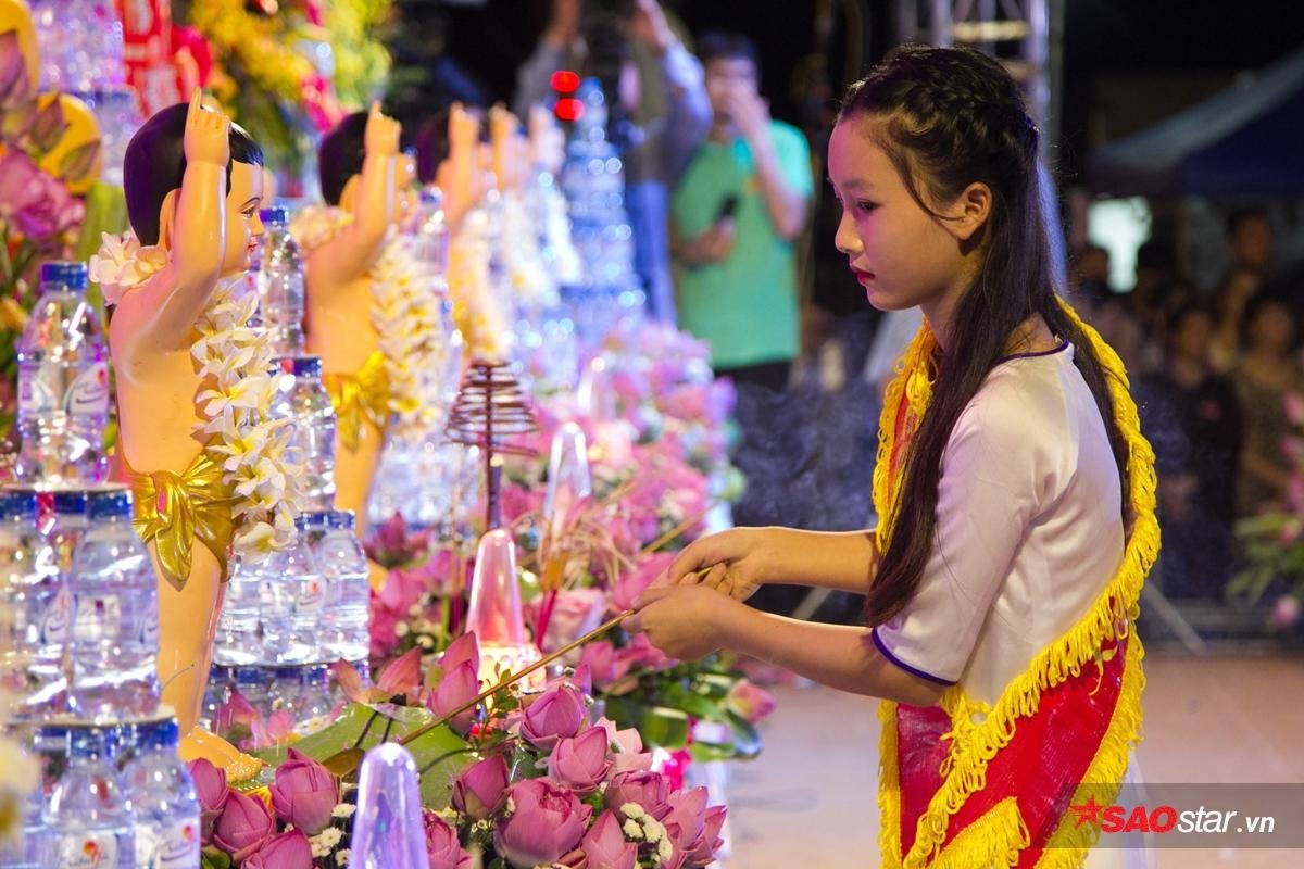 Chùm ảnh: Những bóng hồng xinh đẹp trong đại lễ Phật đản Ảnh 5