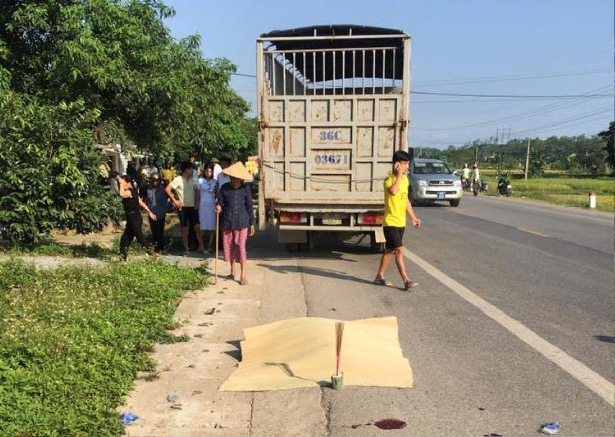 Ô tô tải tông xe máy, vợ sắp sinh tử vong, chồng nguy kịch Ảnh 1